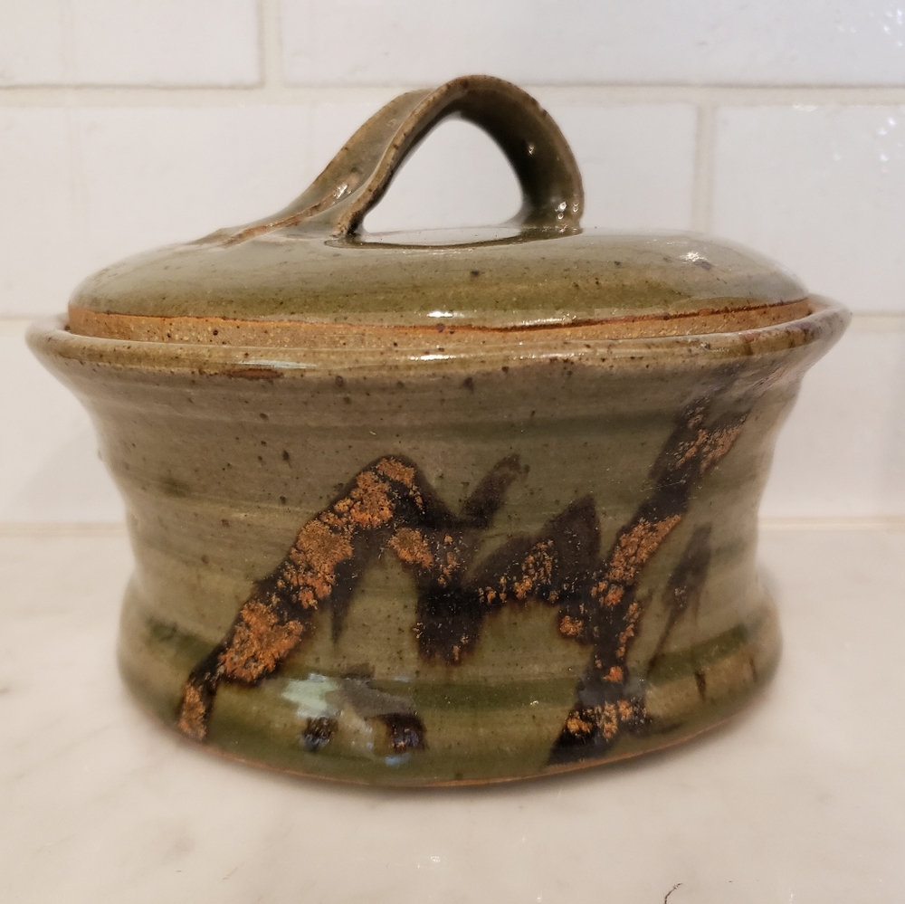 Art Pottery Lidded Casserole Dish Approx 1qt capacity